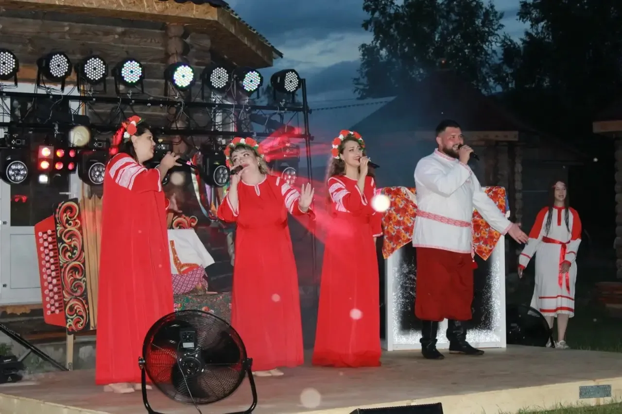 День косоворотки на базе отдыха «Лунгинская»: праздник, который объединил сотни сердец! 

В этот ден
