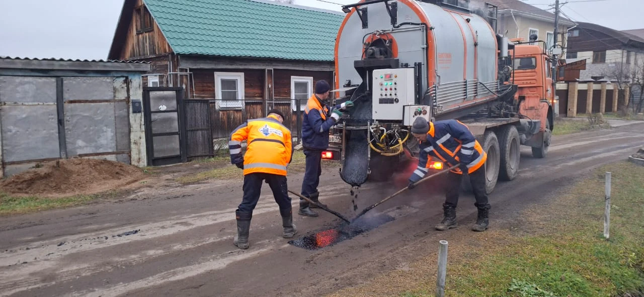 2 декабря 2025 года на Татарском проезде проведён ямочный ремонт литой асфальтобетонной...