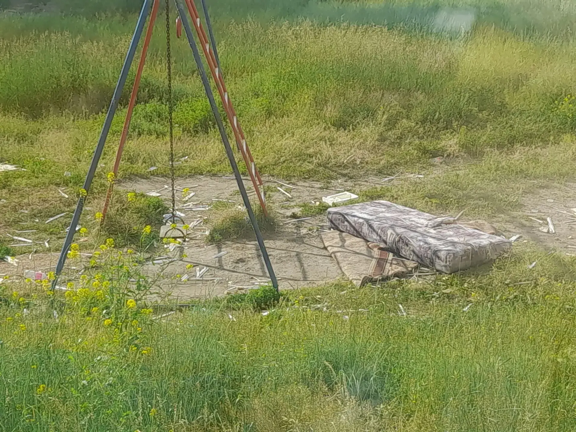 Двор жителей Усолья-Сибирского превратили в помойку