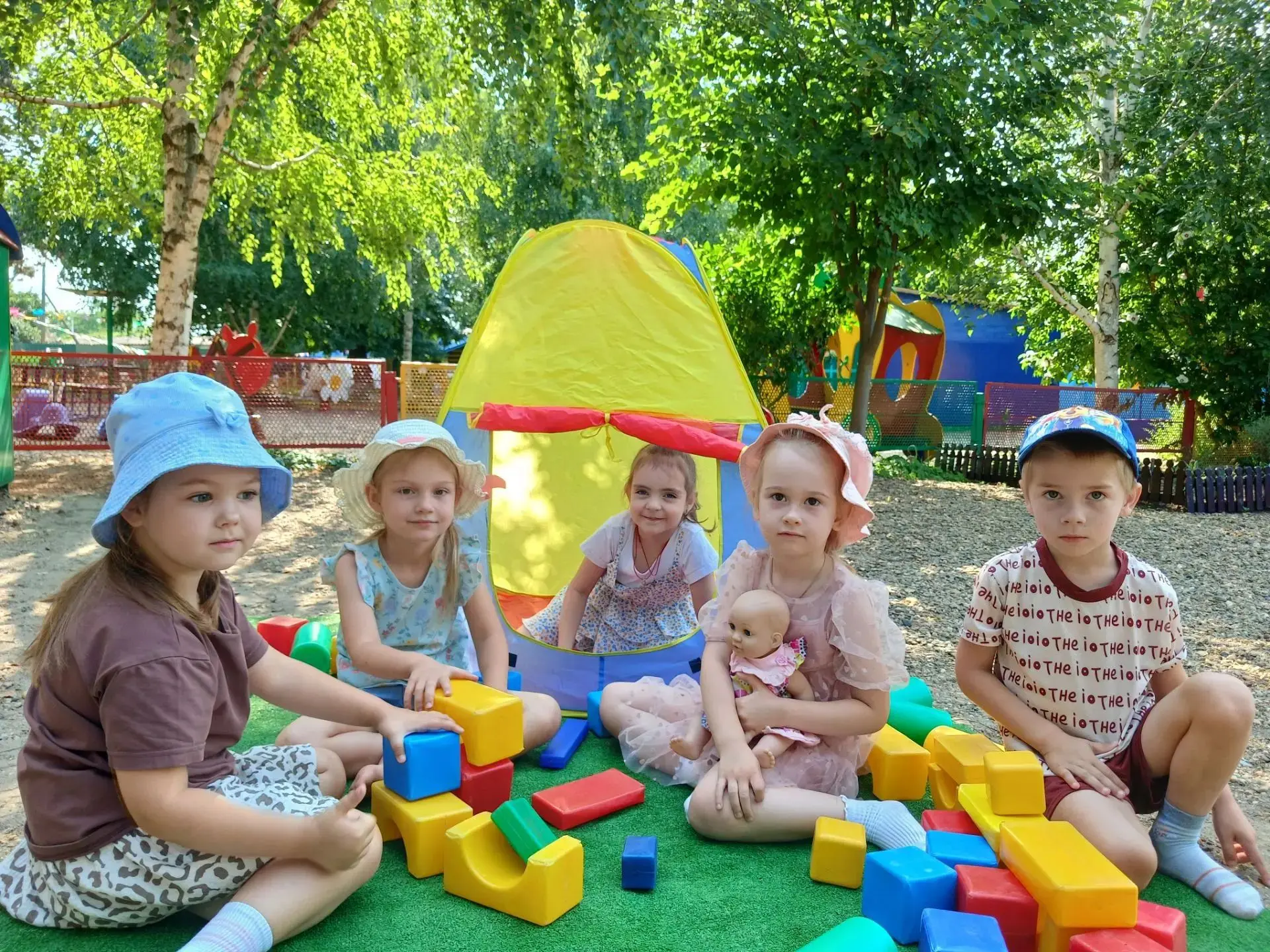 Энергия, смех и бесконечное движение — вот что такое будни в нашем детском саду! 💥🧒👧
Дети играют,