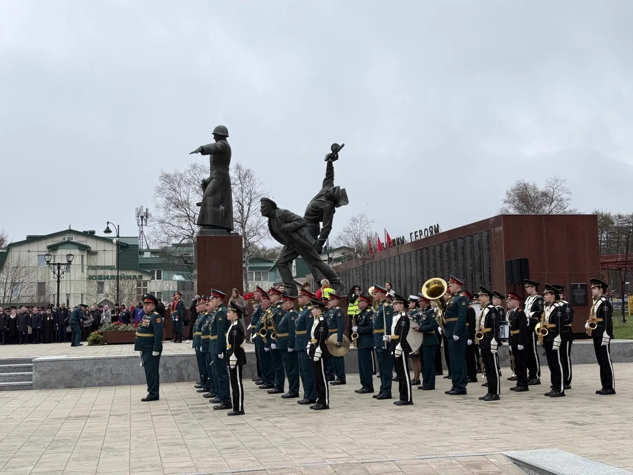 Ученики Центральной детской музыкальной школы в составе Сахалинского детского духового ...
