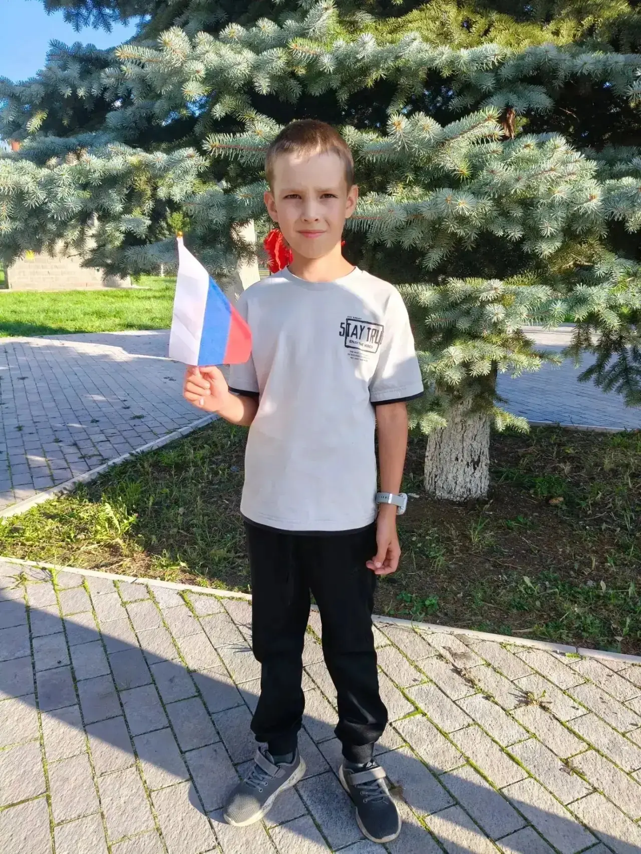 🎉 Назар из 3 «В» празднует День флага! 🇷🇺✨