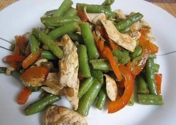 Теплый салат с курицей, болгарским перцем и стручковой фасолью
