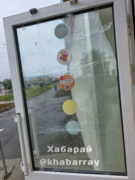 ⚠ Сначала предупреждали, потом он разбил стекло