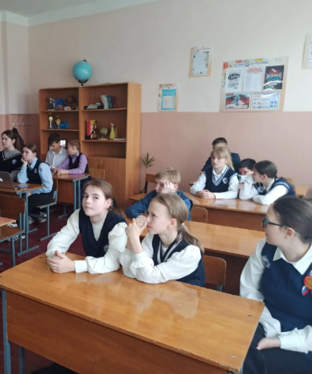 👮‍♂️ На этой неделе старшие классы посмотрели важный документальный фильм «Недетский террор». Он ра