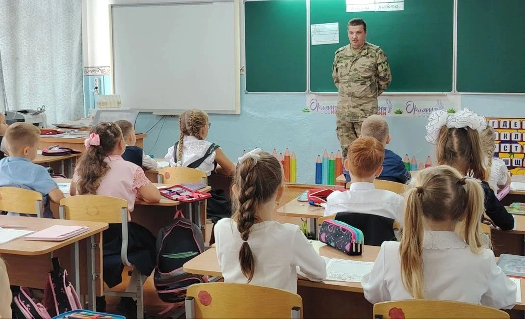 В нашей школе прошли особенные уроки - "Уроки мужества". К ребятам 1 "Б", 2 "А" , 2"В" ...