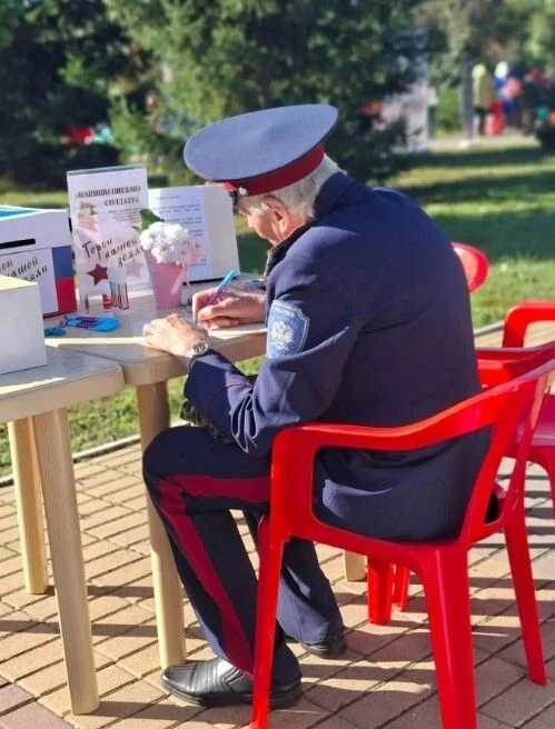 На празднике в честь Дня пожилых людей работал уголок Победы. И об этом хочется рассказ...