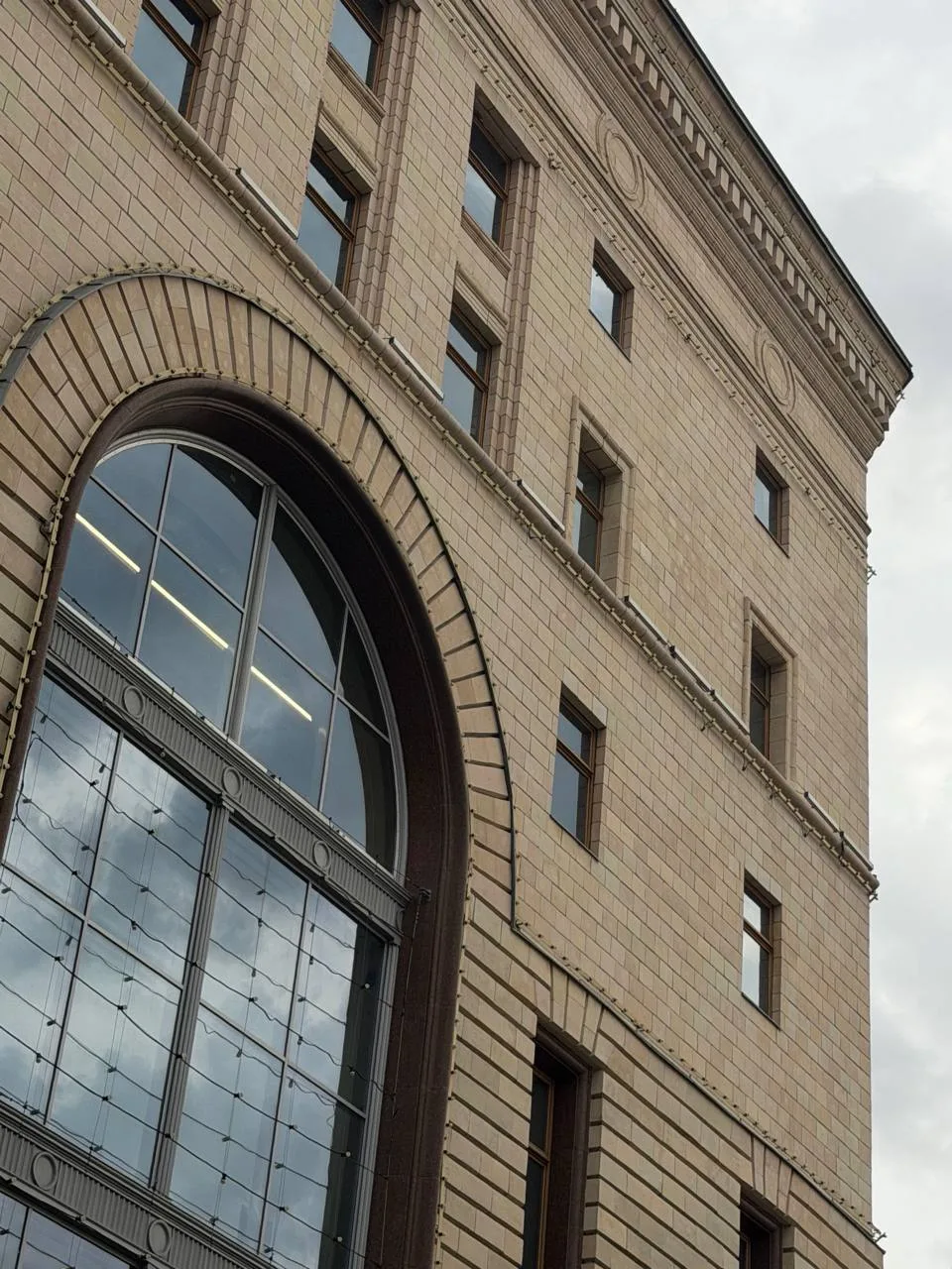 Стояли сейчас ждали такси, чудом не попали в этот погодный коллапс.

Смотря на это грозовое небо, по