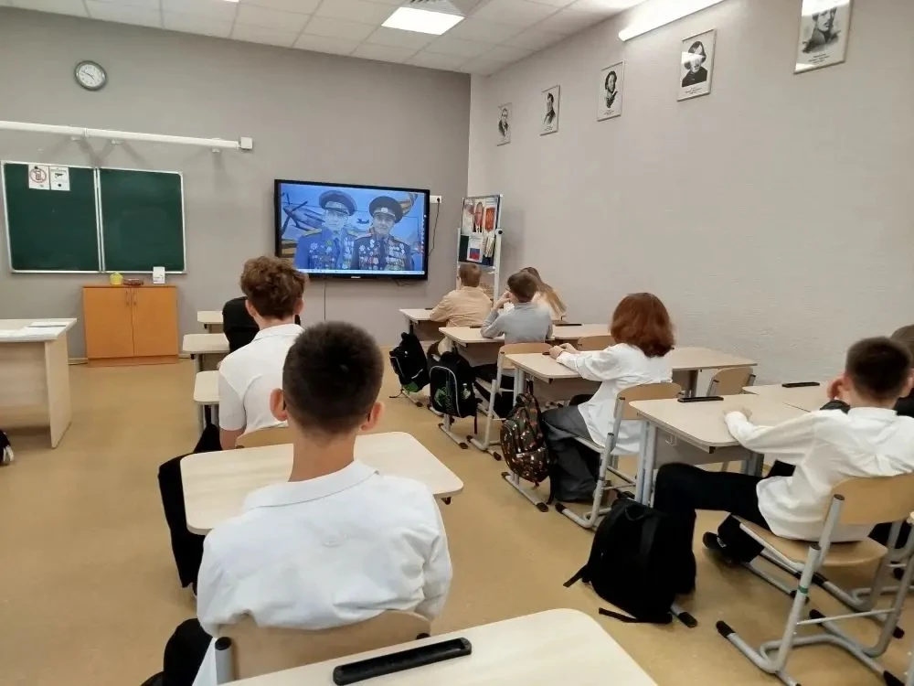 Сегодня утро в школе началось с торжественного поднятия флага и гимна. А после торжественной линейки