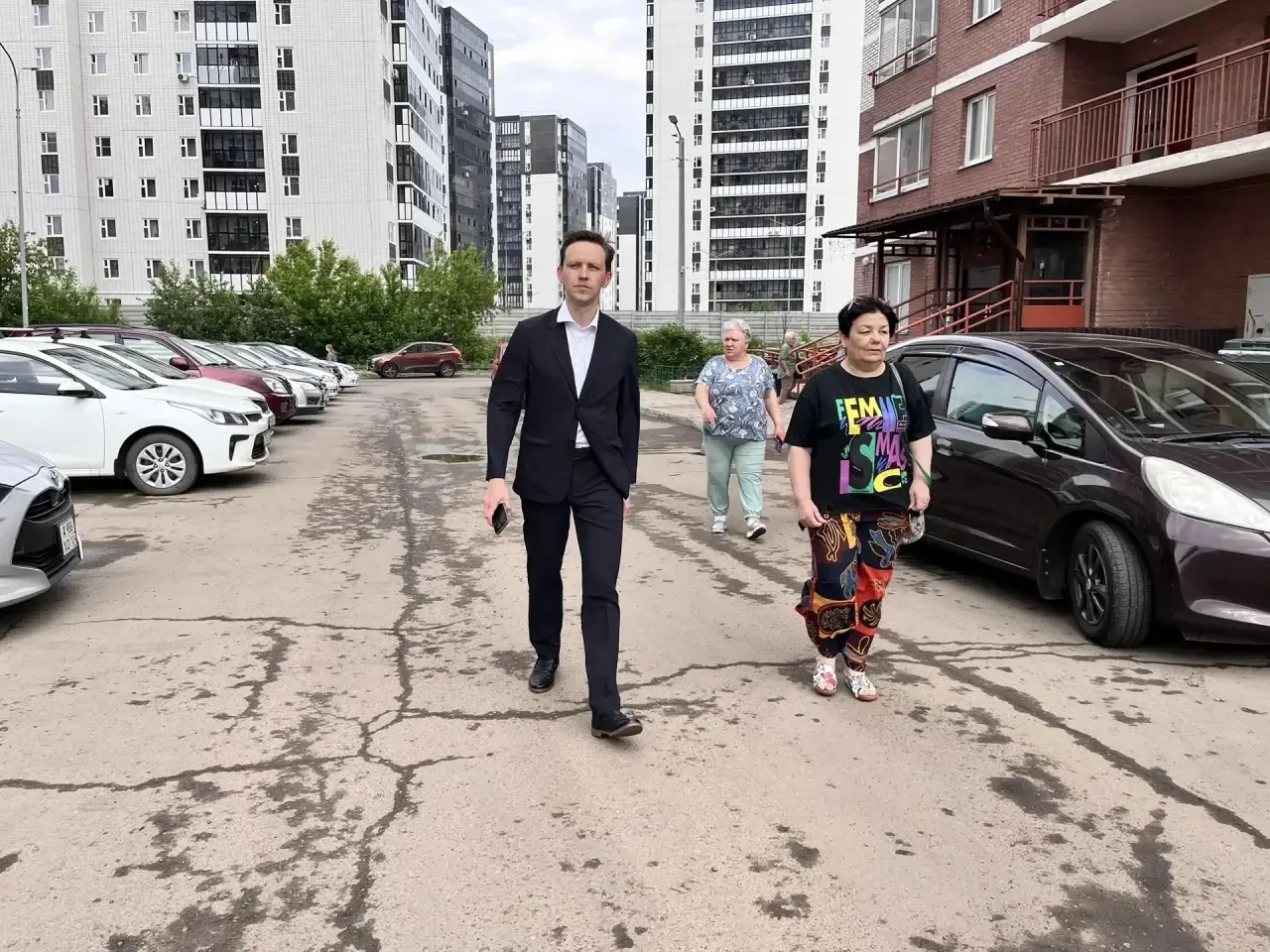 Сегодня вечером вновь работал в районе по обращениям жителей через сайт. 

С жителями дома 27д на Су