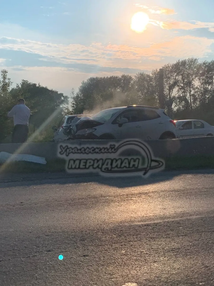 В Екатеринбурге на Базовом переулке, недалеко от развязки у «Калины», произошло ДТП с у...