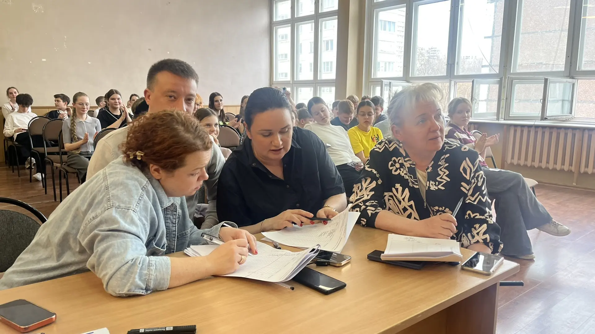 ✨ Театр в каждом из нас: как прошёл конкурс импровизации в нашей школе! ✨  Сегодня, в Международный 