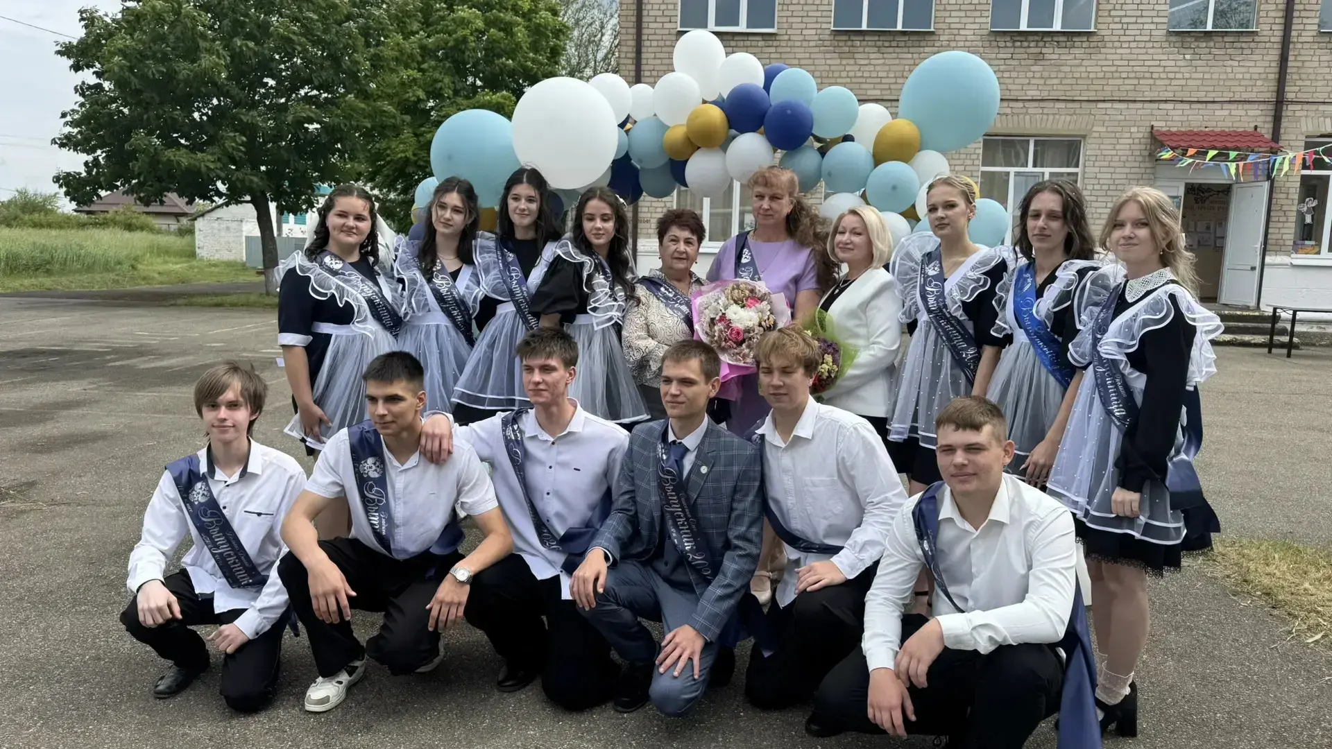 Сегодня для учеников, родителей и педагогов особенный день, он полон волнений и радостн...