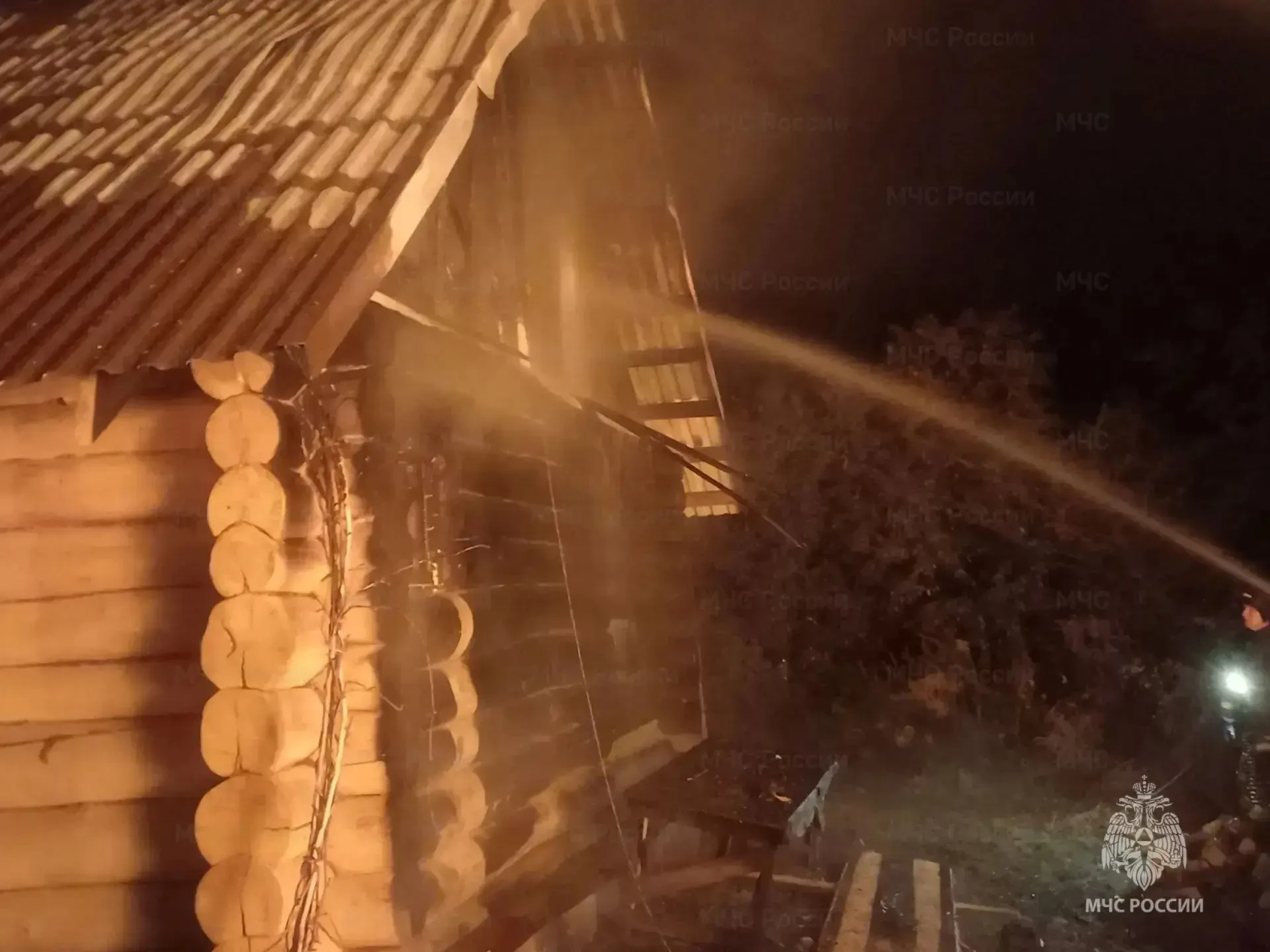 🔥 В Выгоничах пожарные потушили огонь в частном доме и надворной постройке