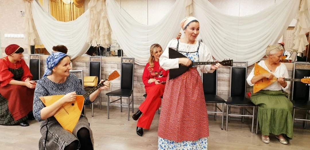 Сегодня отмечается Международный день балалайки!

А вы знали, что в музее-заповеднике «Кижи» обучают