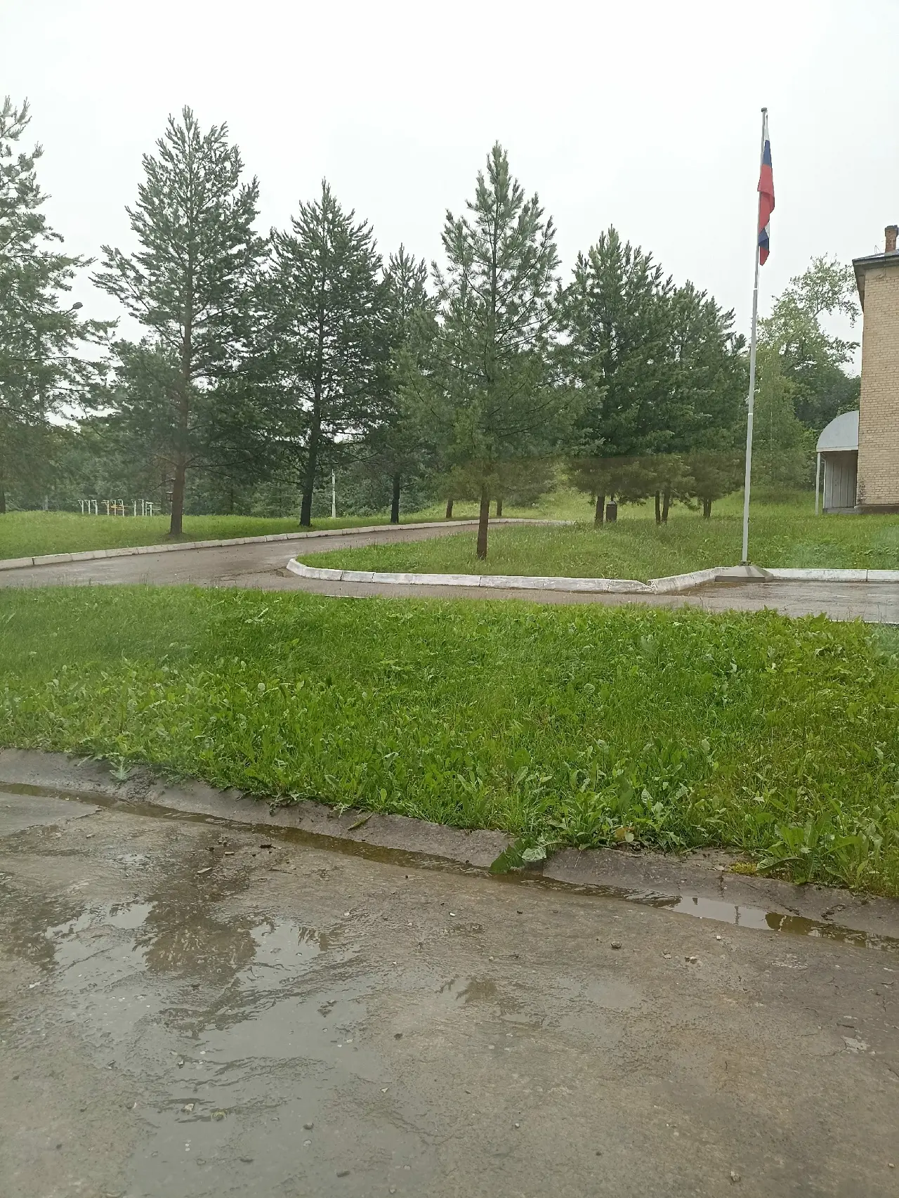 ЧИСТОТА, КРАСОТА!!!
С 28.05 по 10.06 трудовой отряд, 6 - 7 классов в составе 10 человек, занимались 