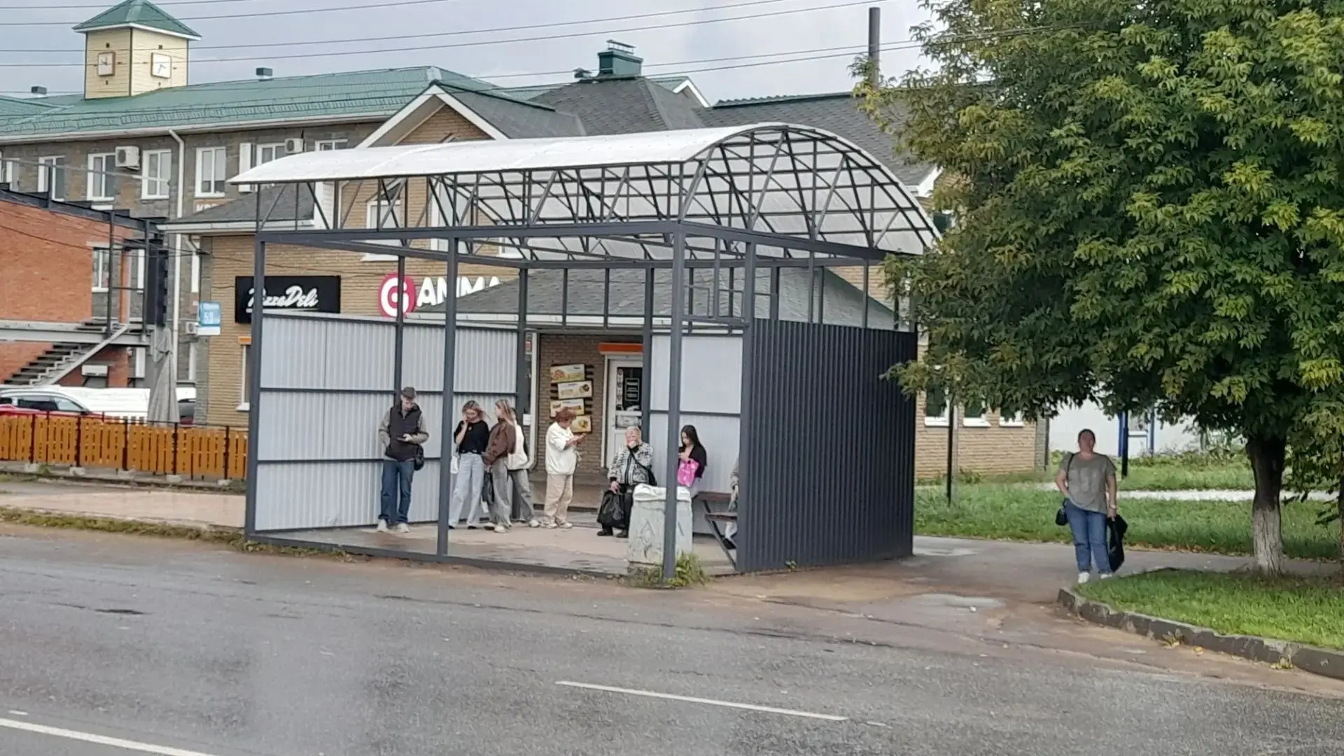 В Можге появились новые остановочные комплексы