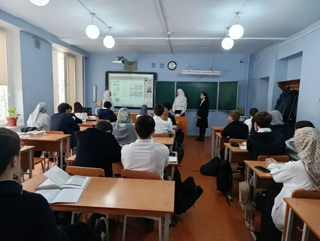 В рамках декады физики прошли открытые уроки и мероприятия. Ученицы 10 "Б" класса под руководством Ч