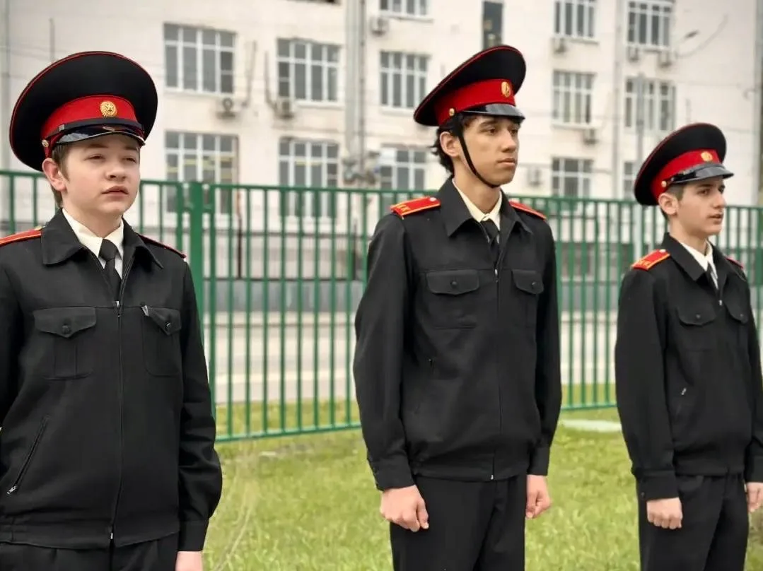 Доброе утро, школа!   🇷🇺 Учебная неделя традиционно началась с торжественной церемонии поднятия Госу
