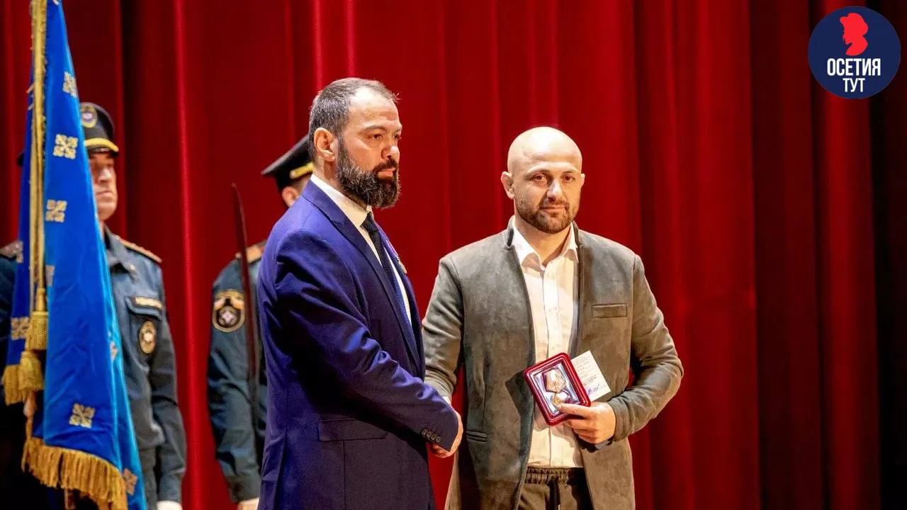 🎖️Жителя Южной Осетии, спасшего женщину и ребенка из тонущей машины, наградили медалью...