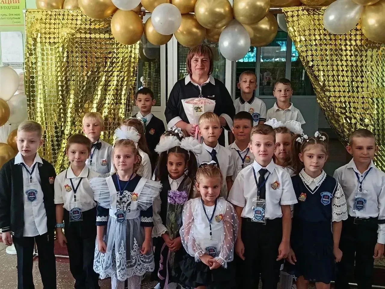 Дорогие ребята, уважаемые педагоги и родители! С праздником Первого звонка! С Днём знаний!