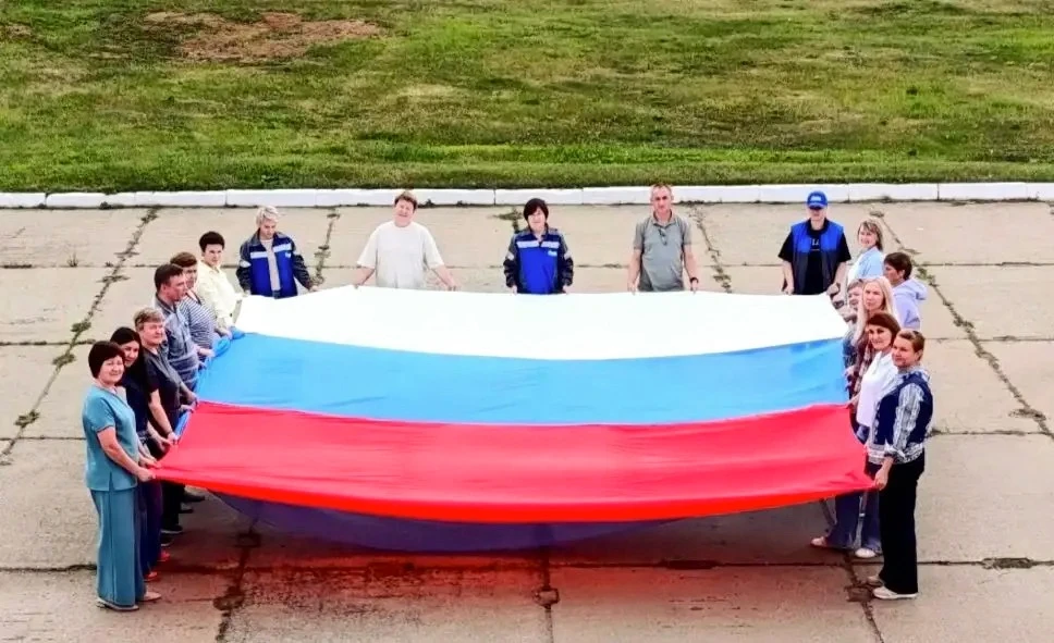 Работники Вятского ЛПУМГ провели акцию, посвященную Дню государственного флага России.