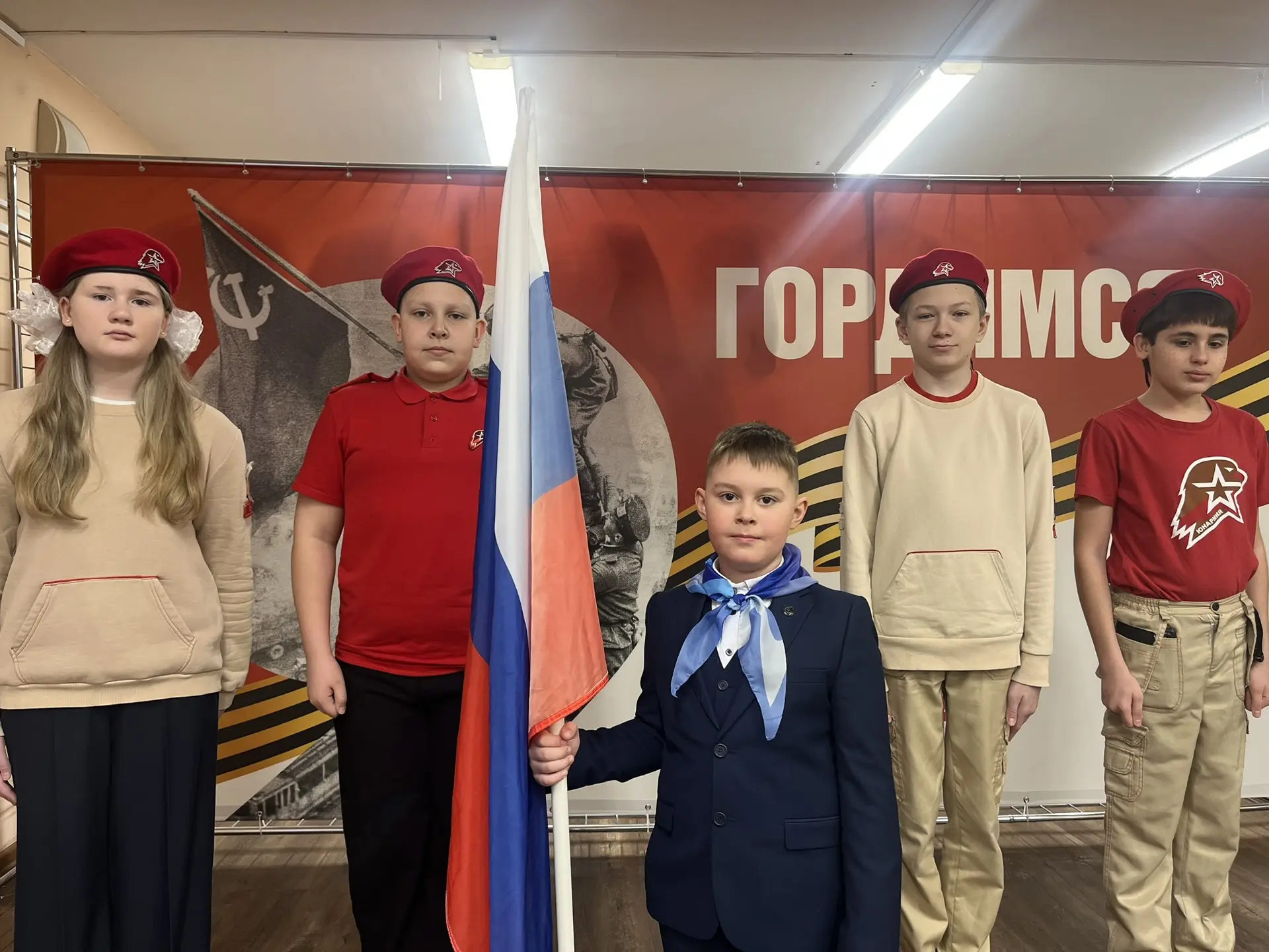 🇷🇺Церемония поднятия Государственного флага Российской Федерации  Традиционно начинаем учебную недел