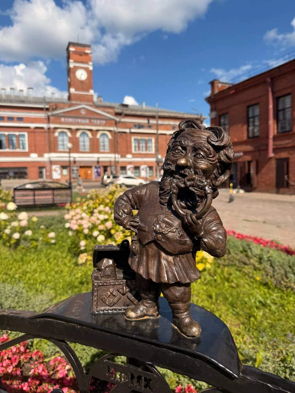 🏛 Жанровая скульптура «Купчик Ювелир», Череповец
#ВологодскаяОбласть

📌 Несмотря на сказочный обра