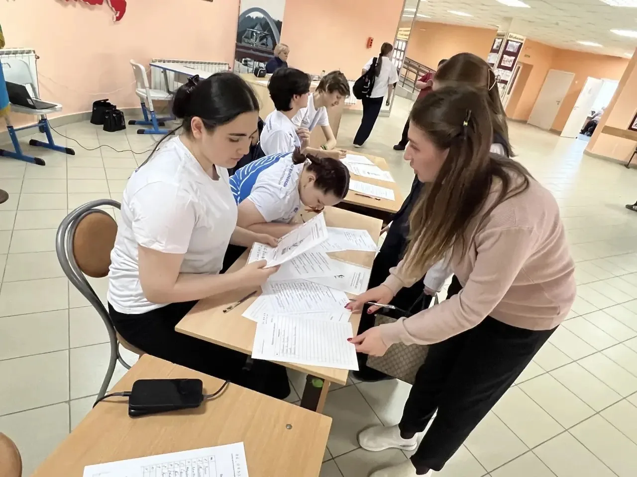 В нашей школе с гордостью и уважением к истории прошёл Всероссийский диктант Победы! 📜  Учащиеся 8-х