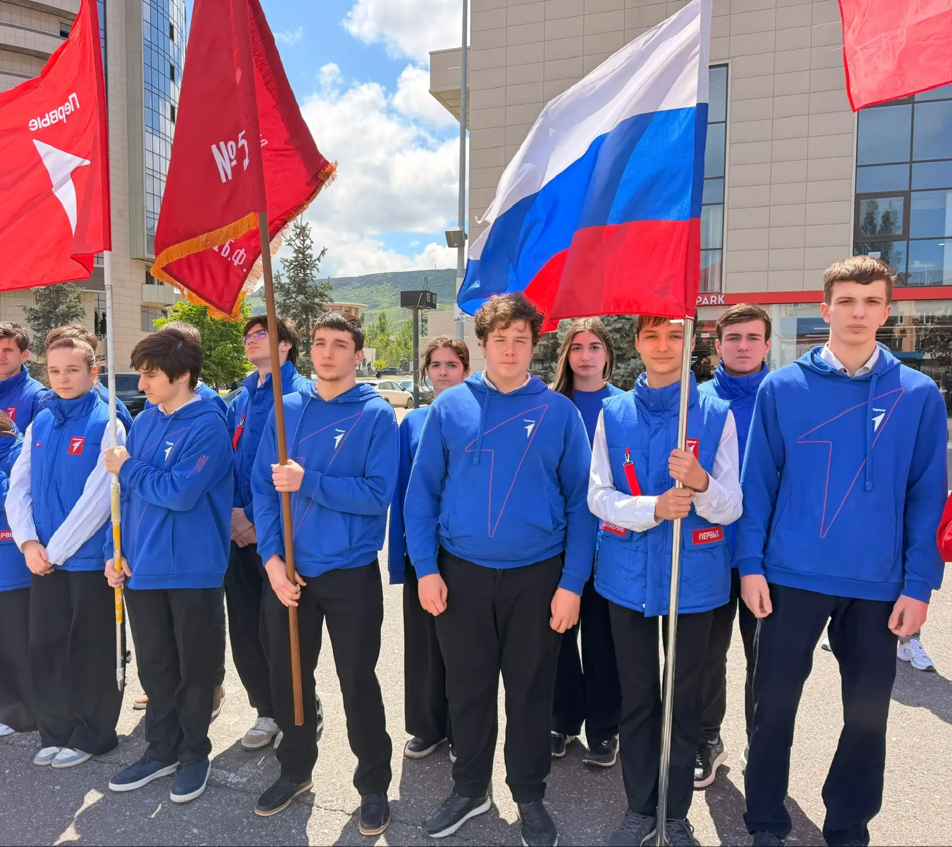 🚩 30 метров памяти. Выше только подвиг.  Учащиеся нашей школы присоединились к акции «Знамя Победы».