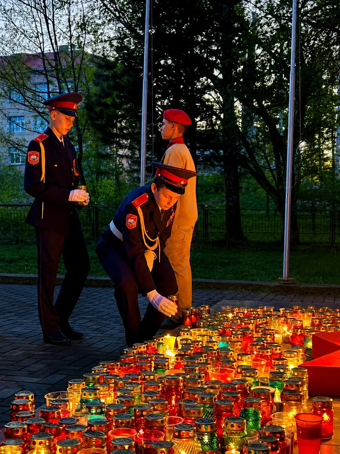 В память о героях у Обелиска Славы в поселке Малиновка прошла акция «Свеча памяти», орг...