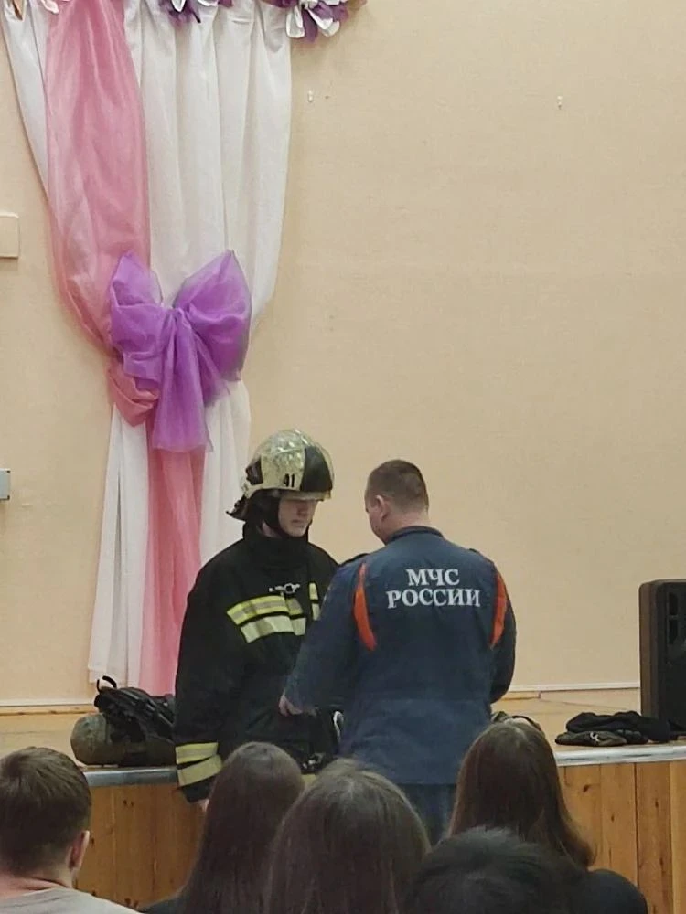 16.12.2025 в актовом зале школы учащиеся 10 АБВГ классов актуализировали знания по пожарной безопасн