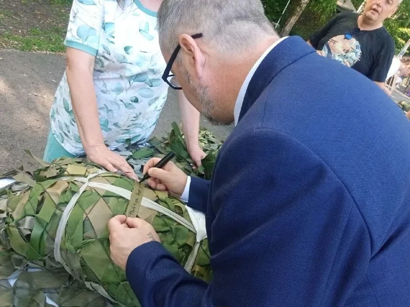 Мэр Липецка Михаил Щербаков принял участие в плетении маскировочных сетей для участнико...