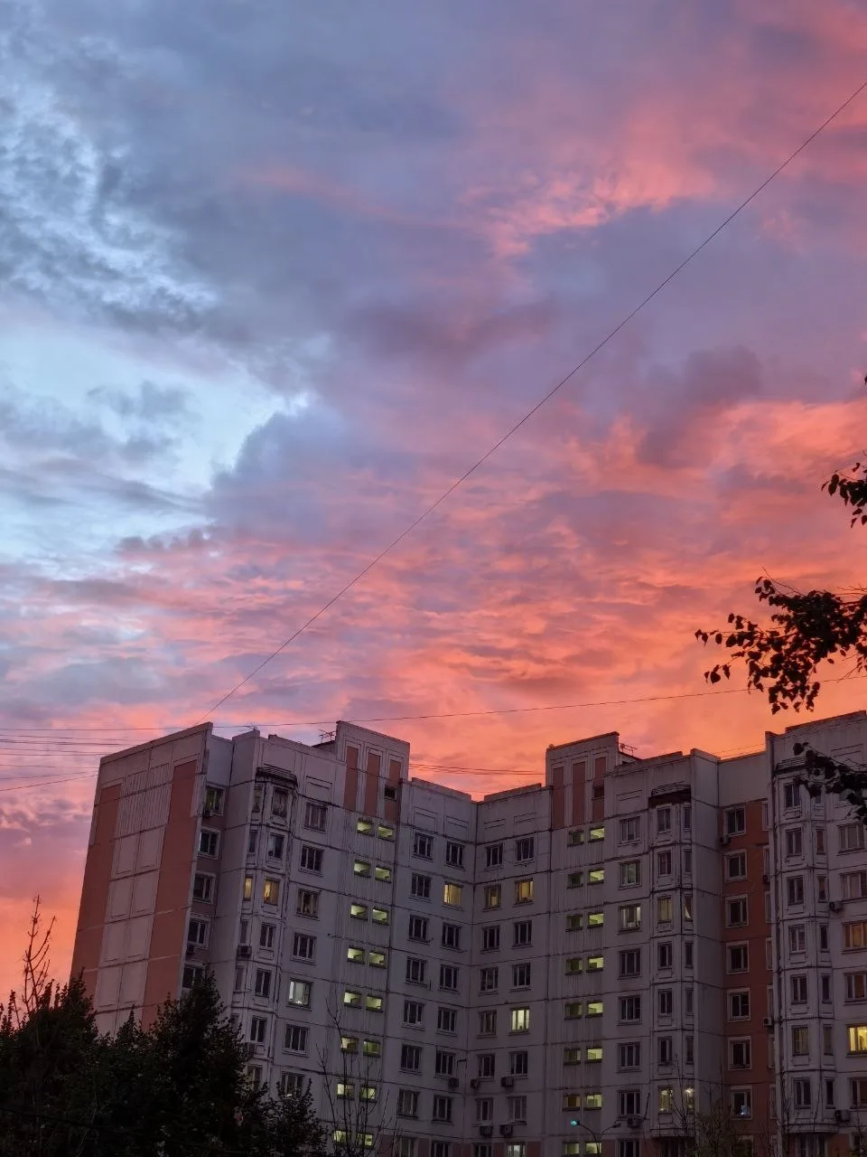 🌇Пятничный закат в Уваровском переулке: первые выходные октября начинаются ярко