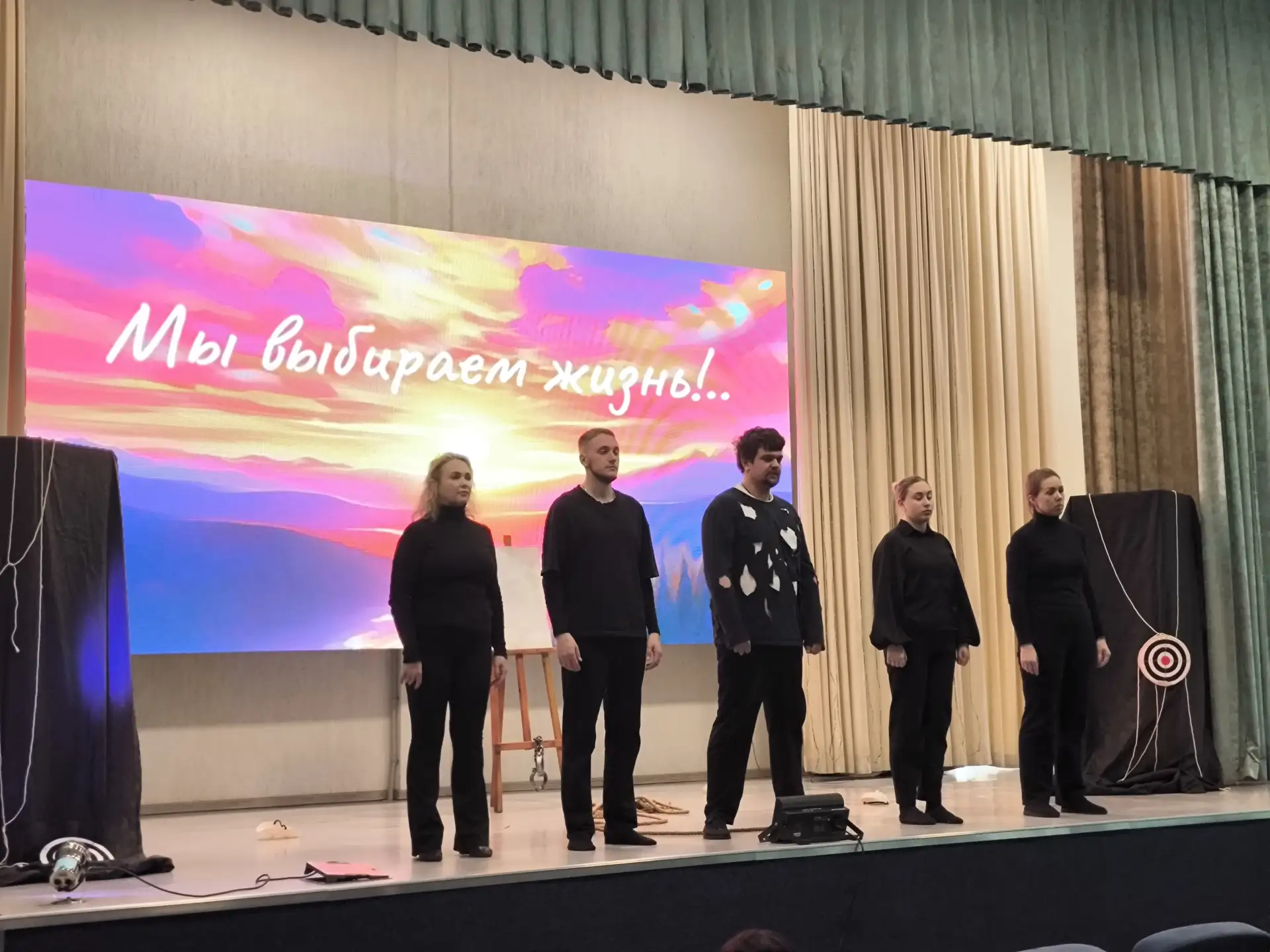 Творческий коллектив Клуба "Искорка" показал для нашей школы спектакль «Иллюзия свободы». Это не про
