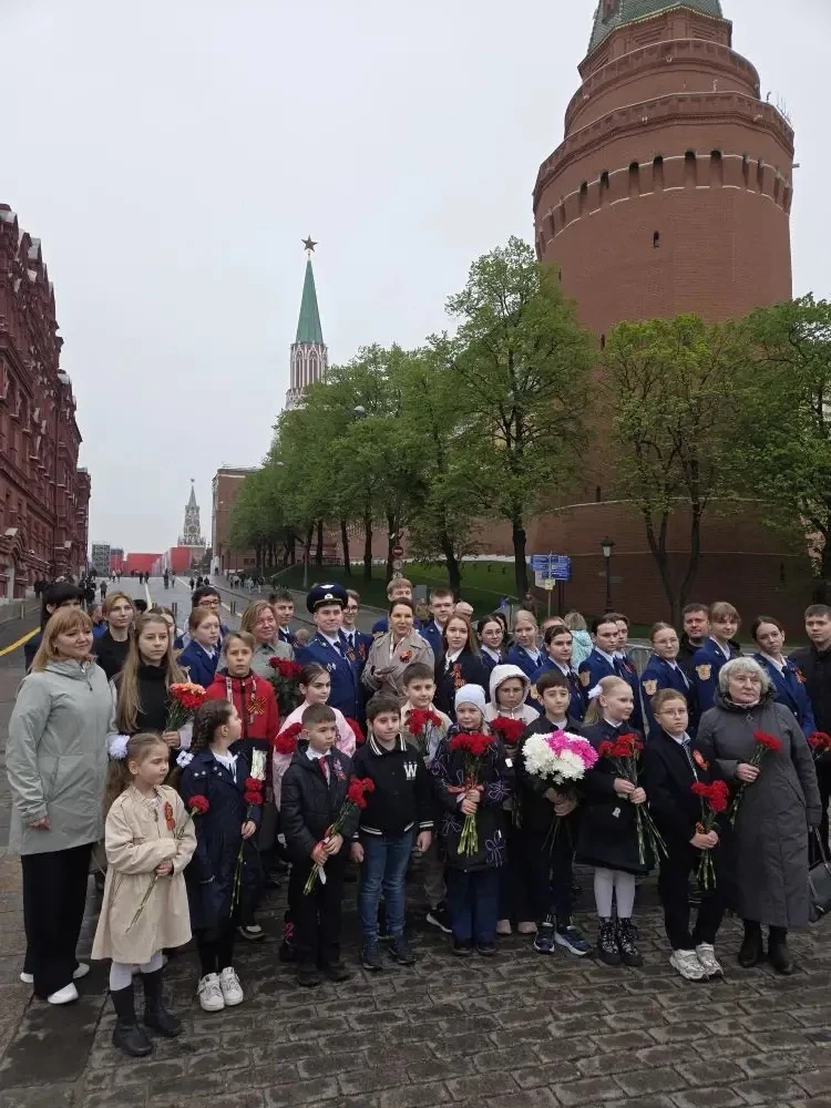 Сегодня делегация нашей школы посетила Могилу Неизвестного Солдата -священное место памяти у Кремлёв