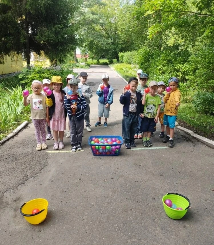 В детском саду прошел тематический день «Мой веселый, звонкий мяч».
Дети с большим интересом играли 