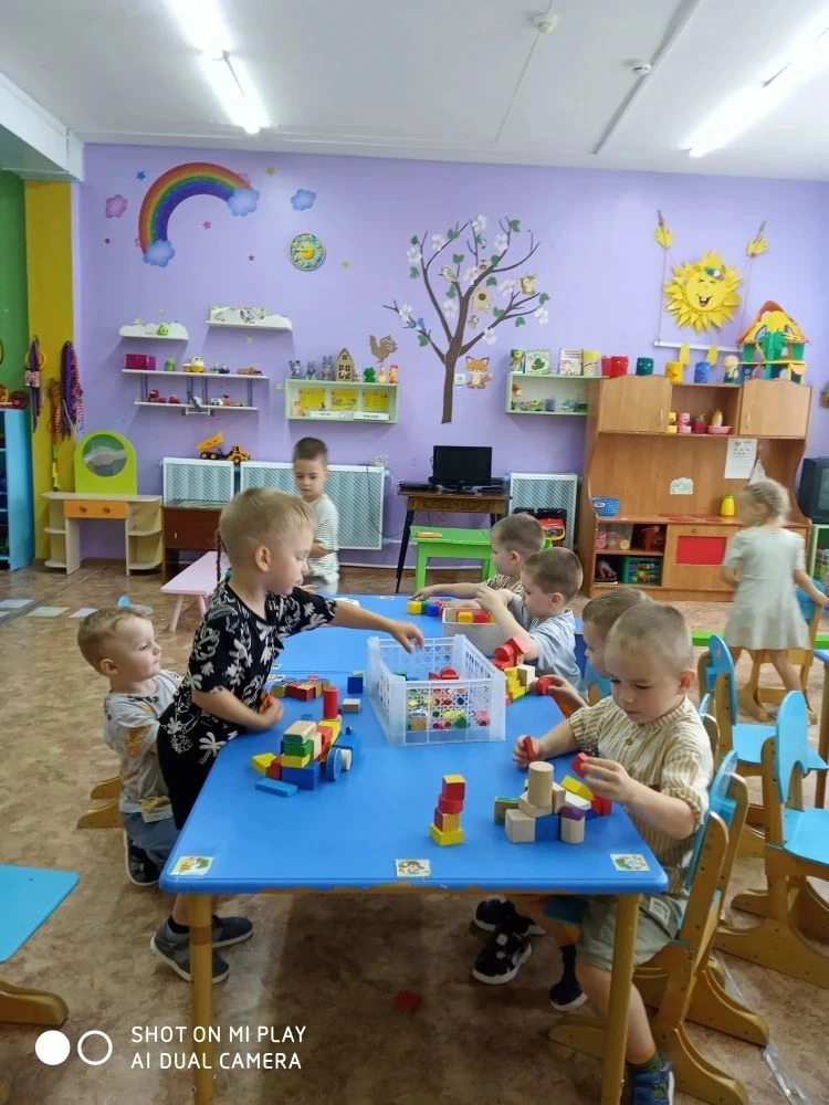 Играя - мы учимся,
Играя - живём.
Со смехом и радостью идёт день за днём!

Воспитатель: Бродникова Л