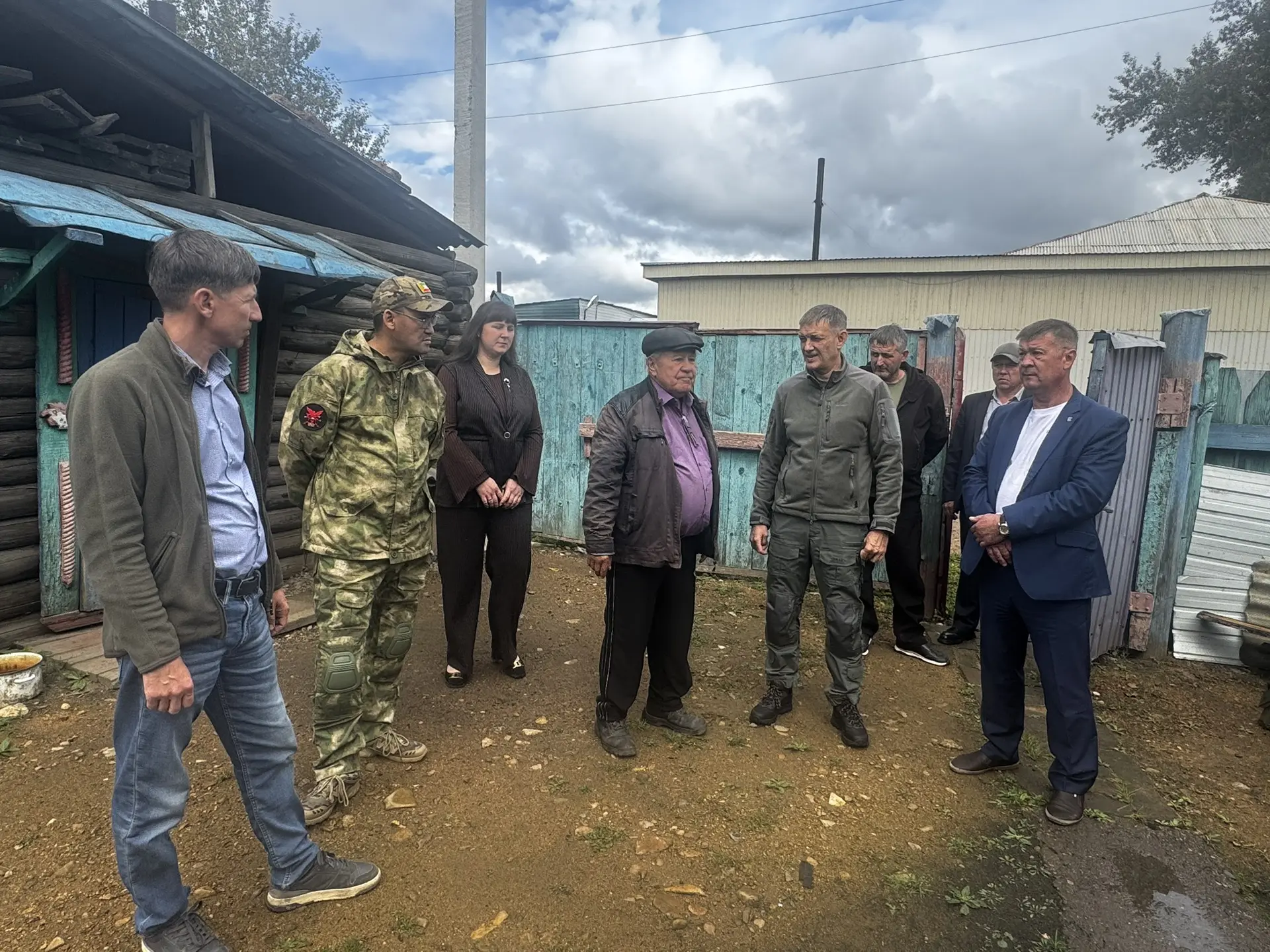Зампред Забайкальского края пообщался с жителями п.Зилово, которые пострадали от наводн...
