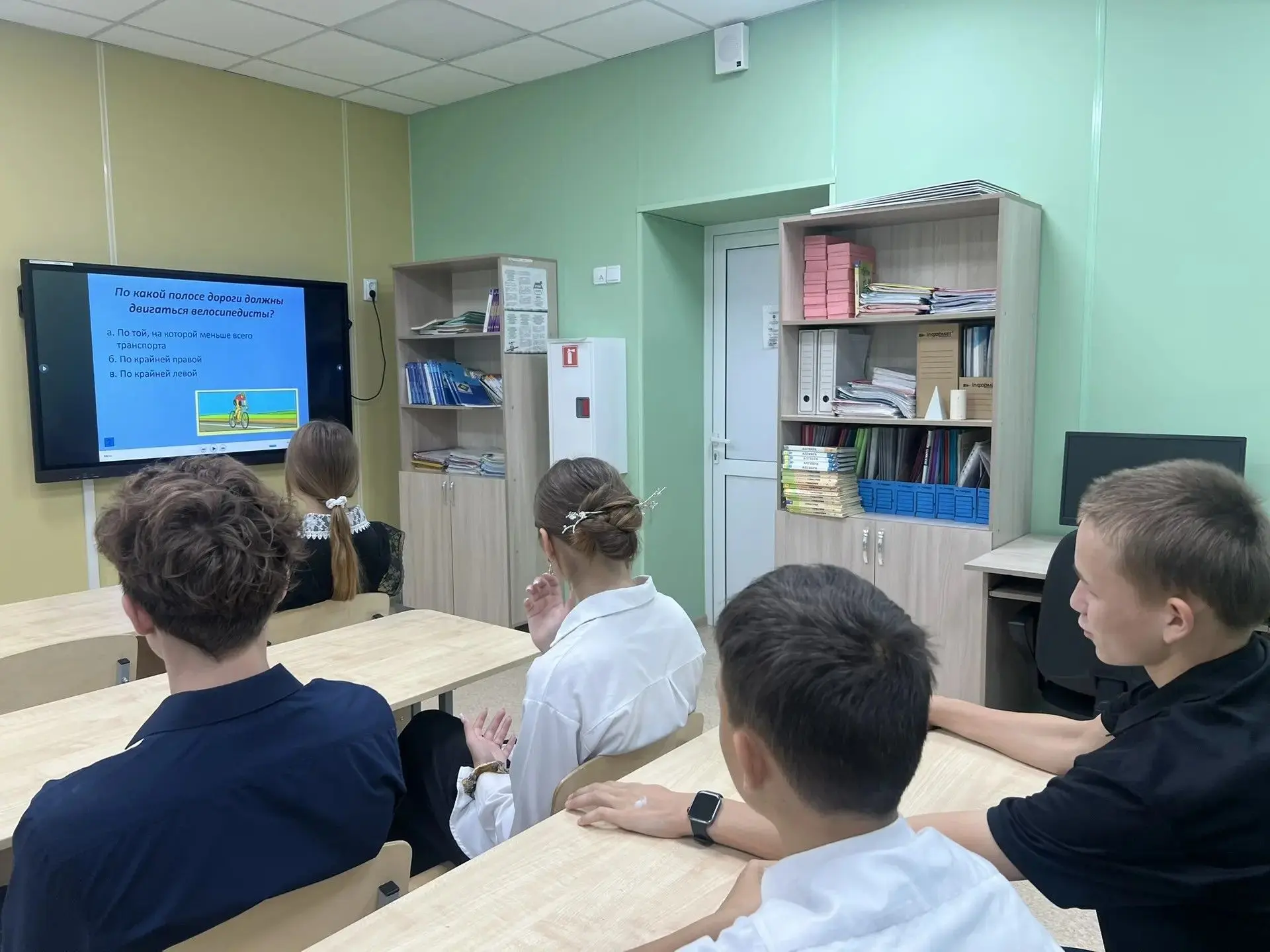 С обучающимся 8 класса был проведен классный час по ПДД. Классный час был направлен на ...
