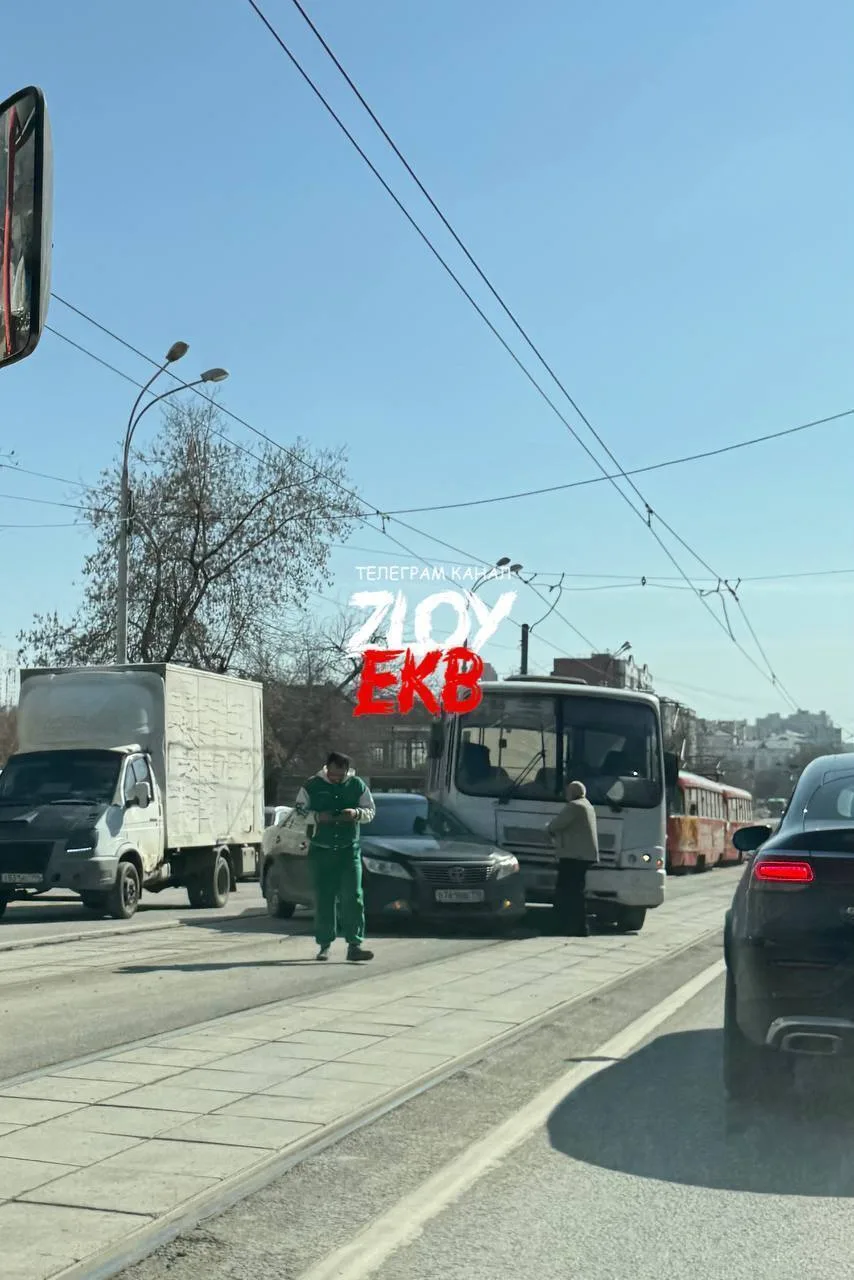 Сегодня днем на улице 8 Марта произошло ДТП прямо на трамвайных путях.