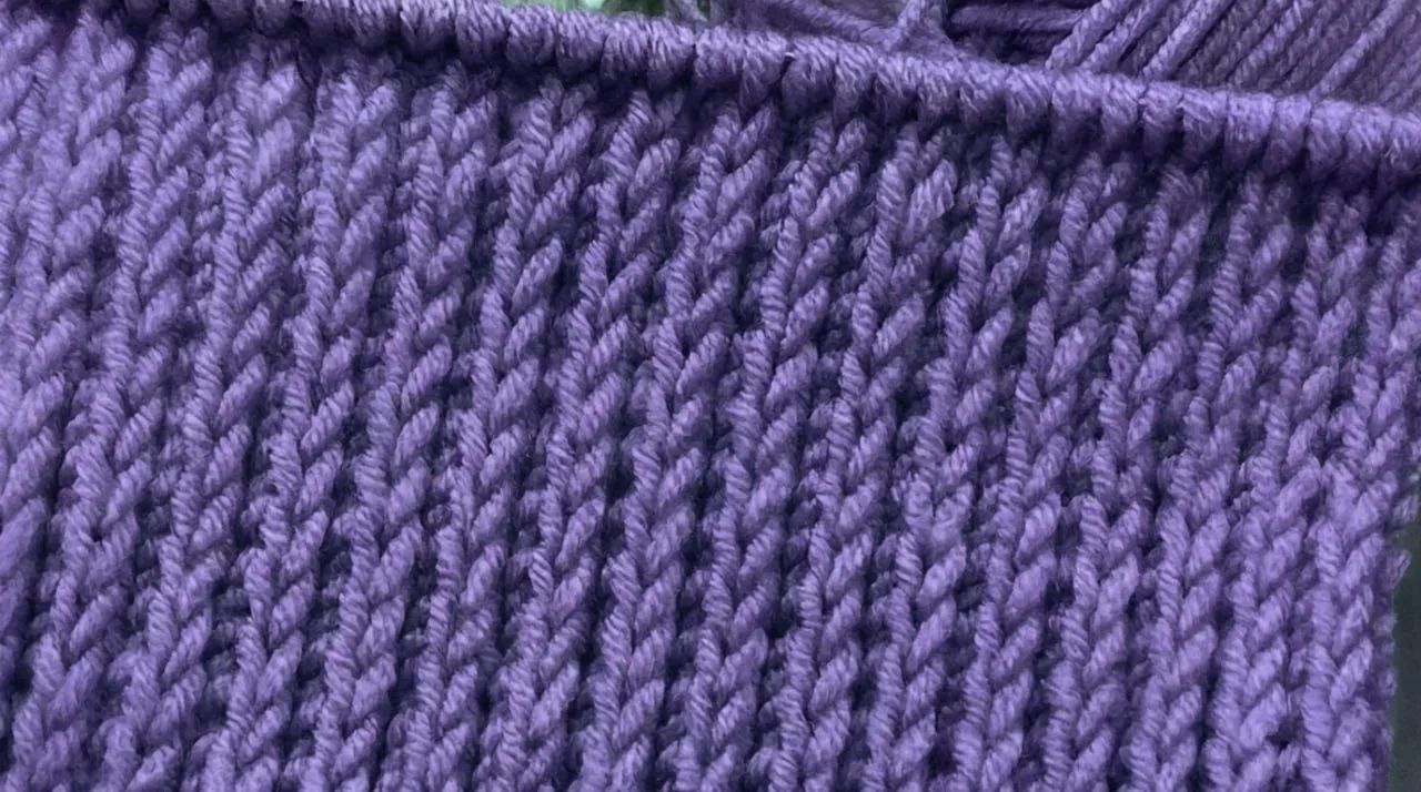 🧶 «ЛИЦЕВАЯ ГЛАДЬ-РЕЗИНКА» — базовый узор с изюминкой  📌 Простой, но выразительный узор, который выгл
