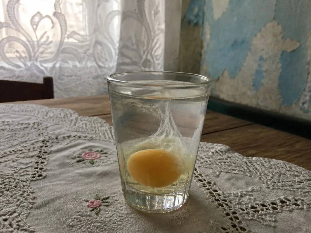 Яйцо в воду на ночь: что бабушки смотрели наутро
