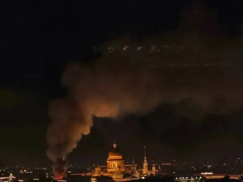 🔥 Особняк у Исаакиевского собора загорелся в центре Петербурга