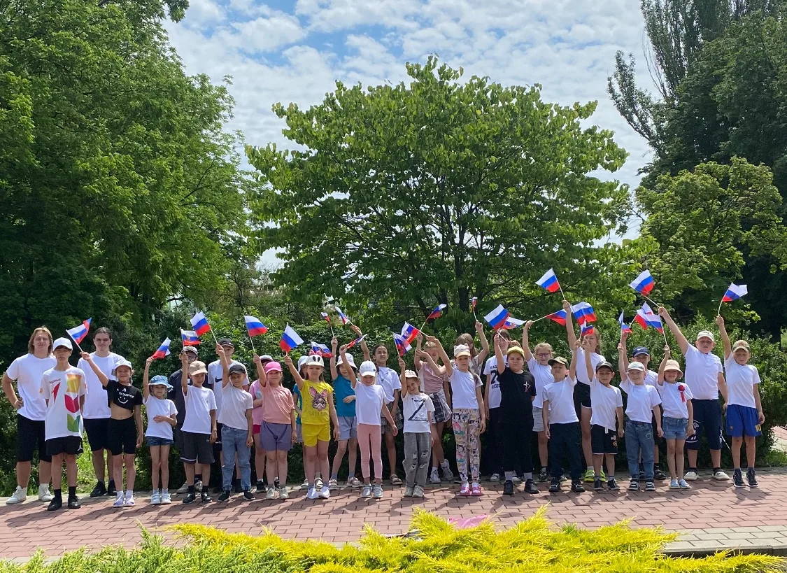 «Моя Россия!» 🇷🇺

Сегодня наша летняя детская досуговая площадка «Непоседы» превратилась в центр в