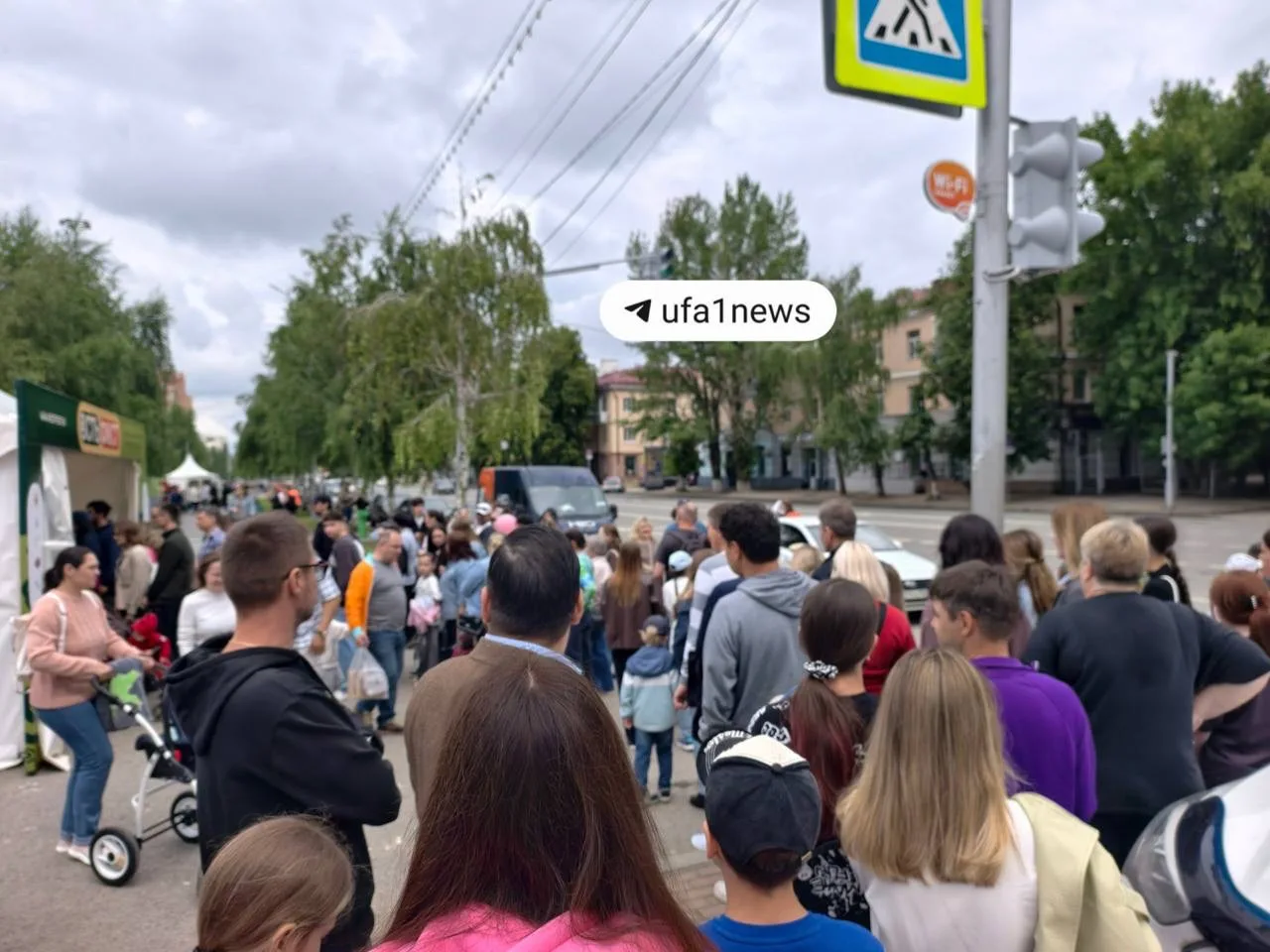 А это очередь на Есть Фест…

Говорят, есть ещё два входа, попробуем обойти. 

Если вы не там, то нич