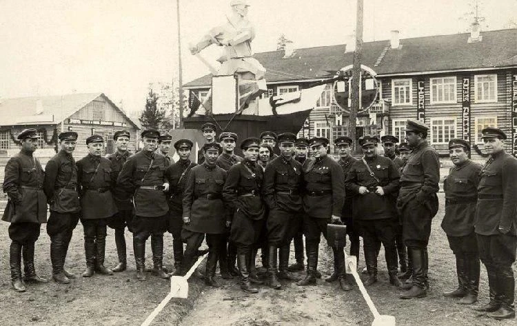 Коллективное фото руководителей лагерей системы ГУЛАГ. СССР, 1 мая 1934 года.

ИСТОРИЯ | ФАКТЫ | СЕК
