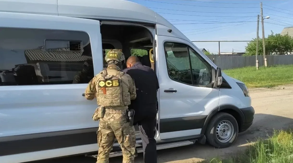 🚨 Майора полиции из Чесменского района задержали за превышение полномочий  Сотрудники ФСБ совместно 