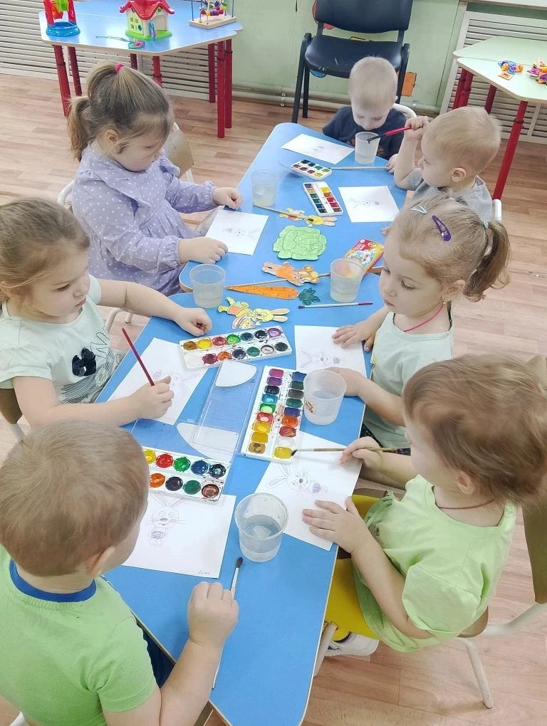 🎨Сегодня воспитанники нашей младшей группы  вместе с воспитателем Струщенко Е. П. окунулись в мир т