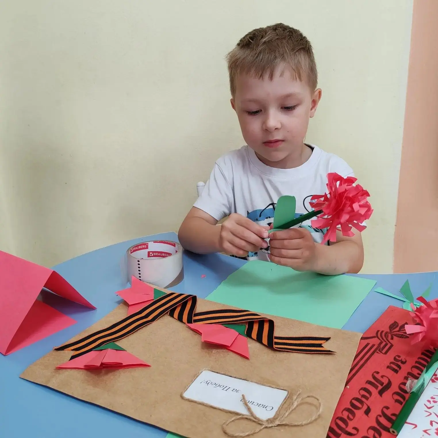 Тема дня — «Гвоздика — цветок Победы»!
В преддверии Дня памяти и скорби воспитанники старшей и подго